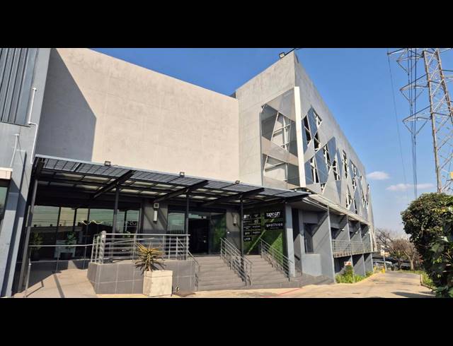 753M² SHOWROOM TO LET IN KRAMERVILLE